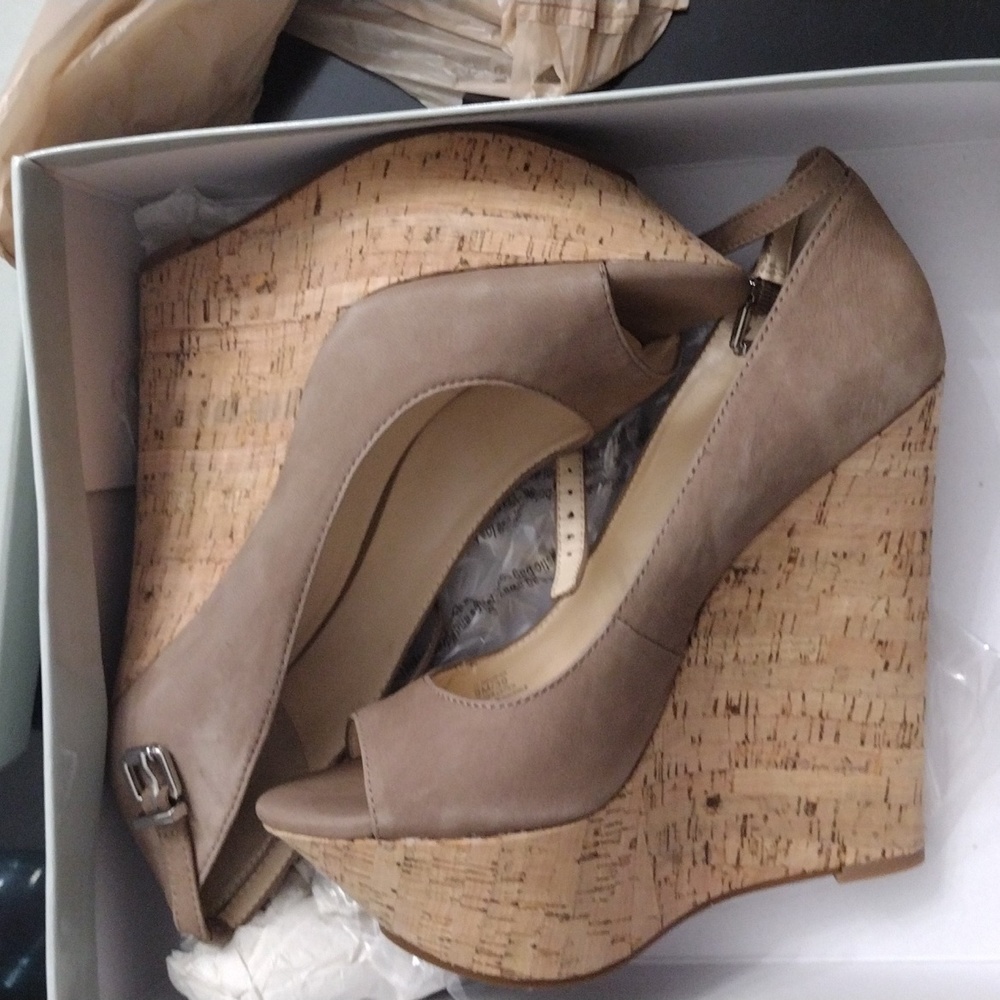 Jessica Simpson size 9M JS-Maurina Taupe Wedges